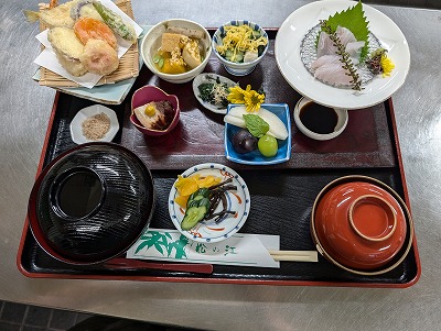 お昼3300円